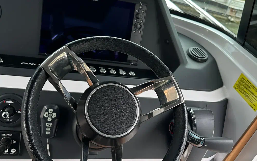 slider 13 Axopar 28 Open