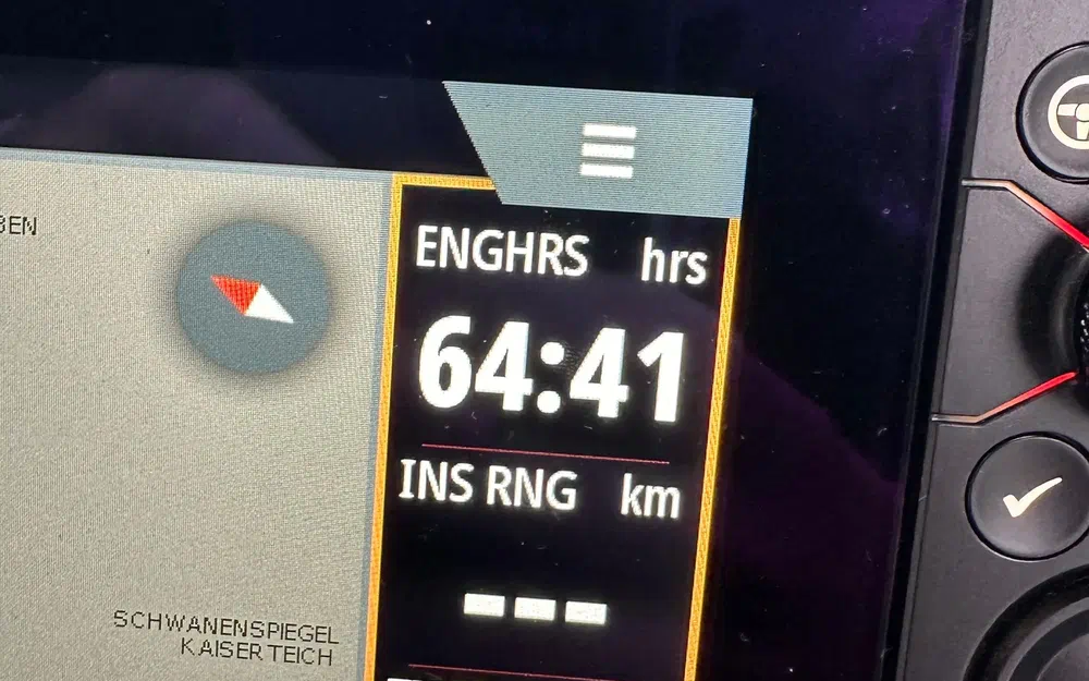 slider 17 Axopar 28 Open