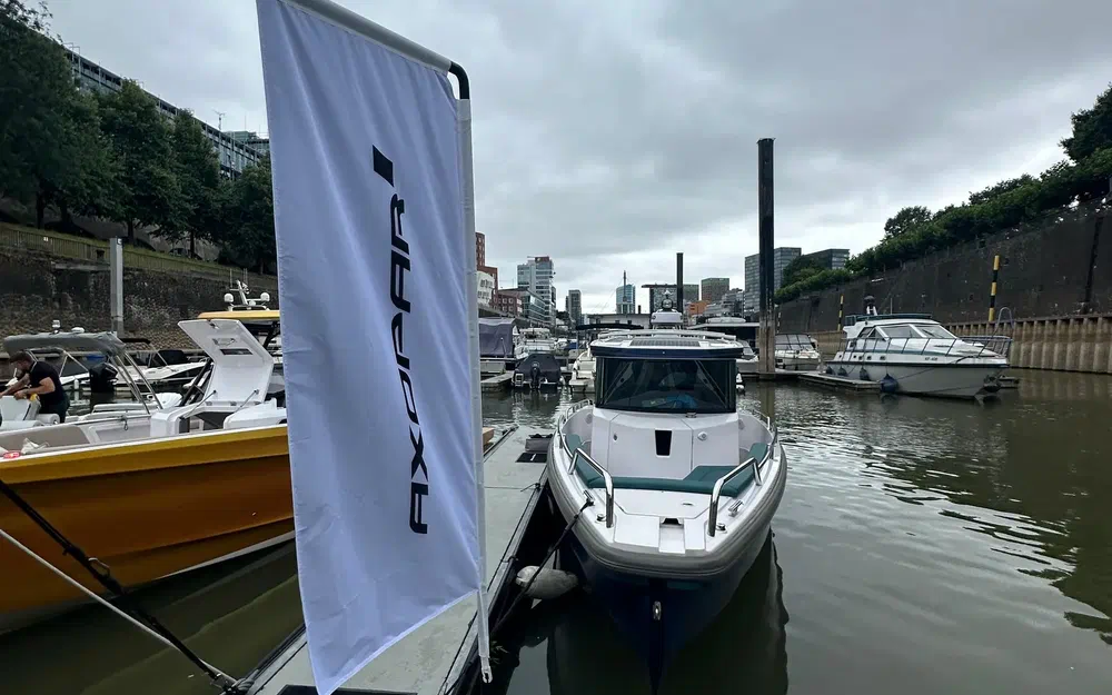 slider 1 Axopar 28 Open