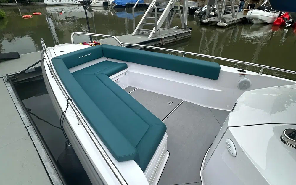 slider 3 Axopar 28 Open