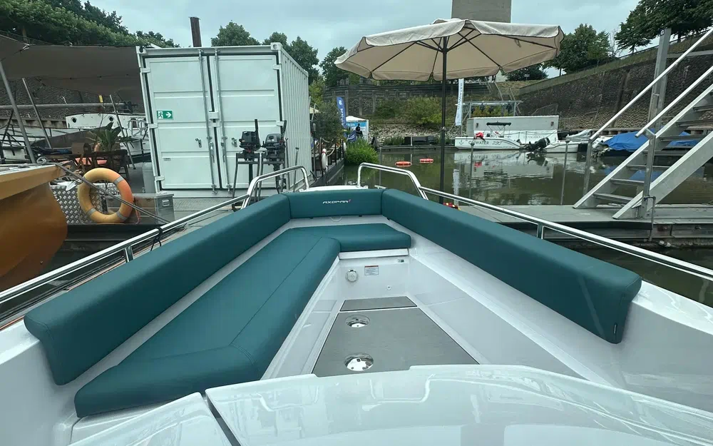 slider 4 Axopar 28 Open