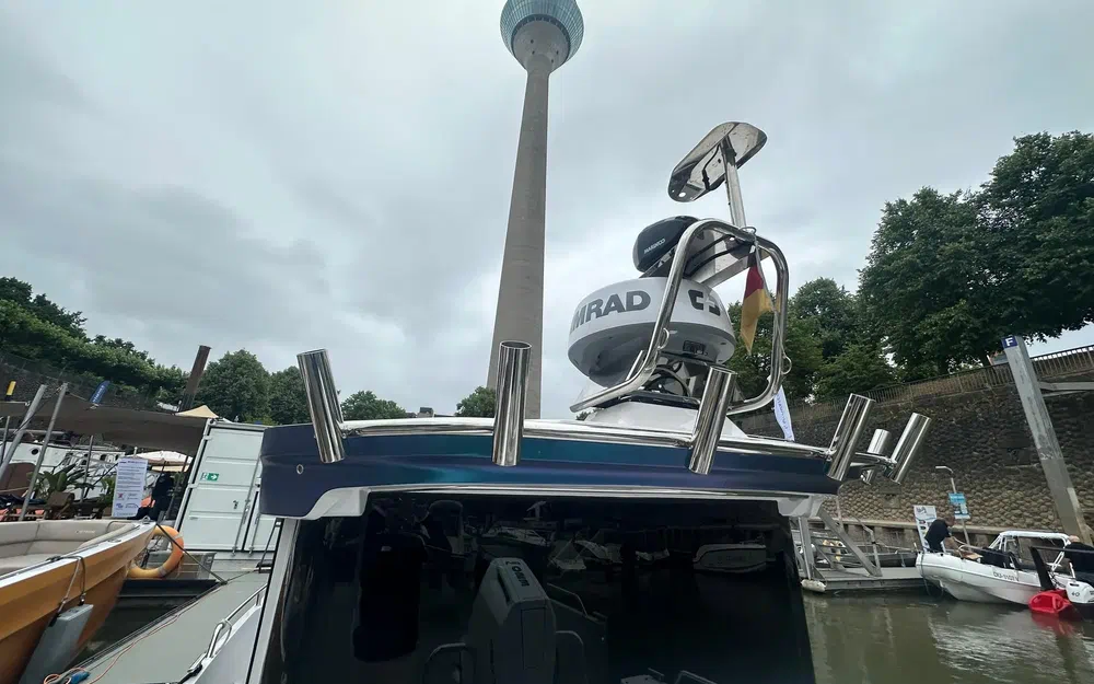 slider 5 Axopar 28 Open