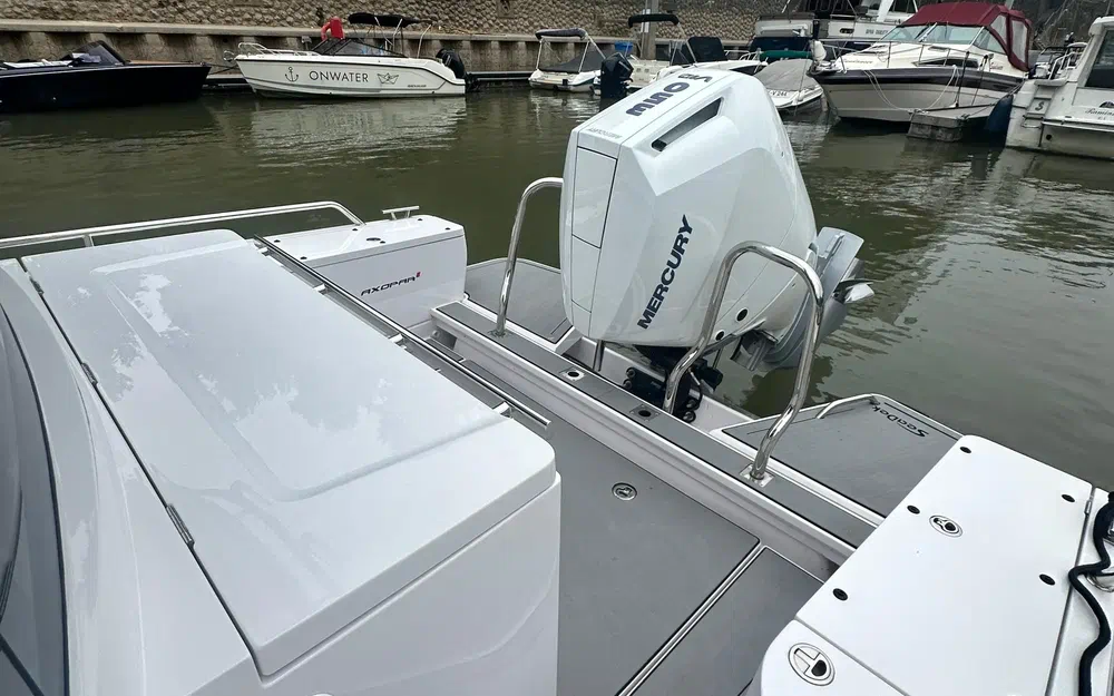 slider 6 Axopar 28 Open