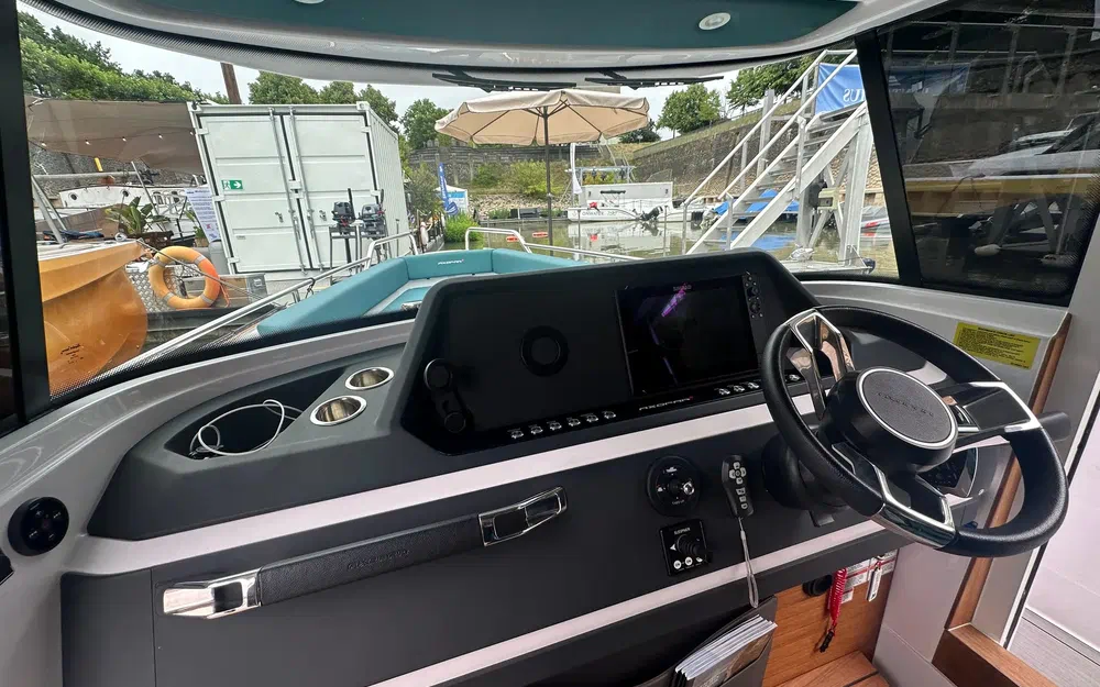 slider 8 Axopar 28 Open