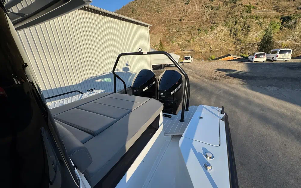 slider 10 Axopar 28 Open