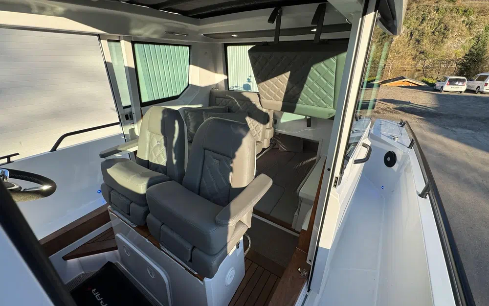 slider 12 Axopar 28 Open