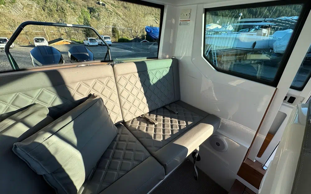 slider 13 Axopar 28 Open