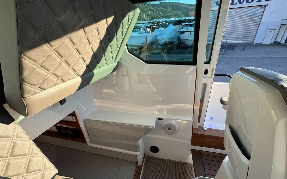 slider 15 Axopar 28 Open