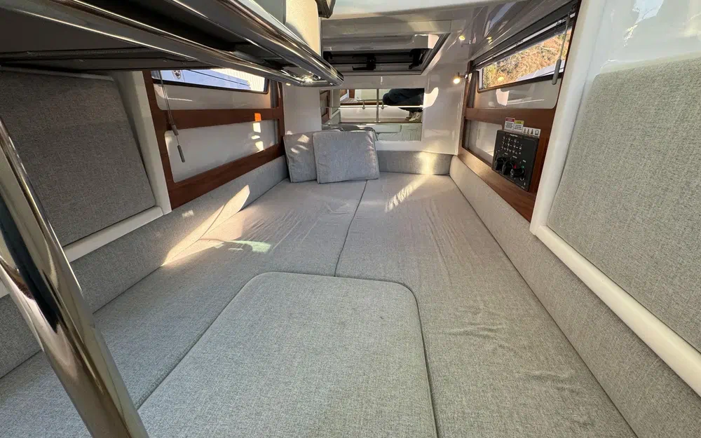 slider 17 Axopar 28 Open