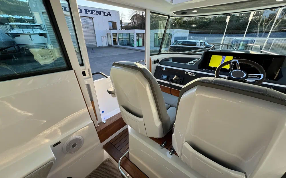 slider 18 Axopar 28 Open