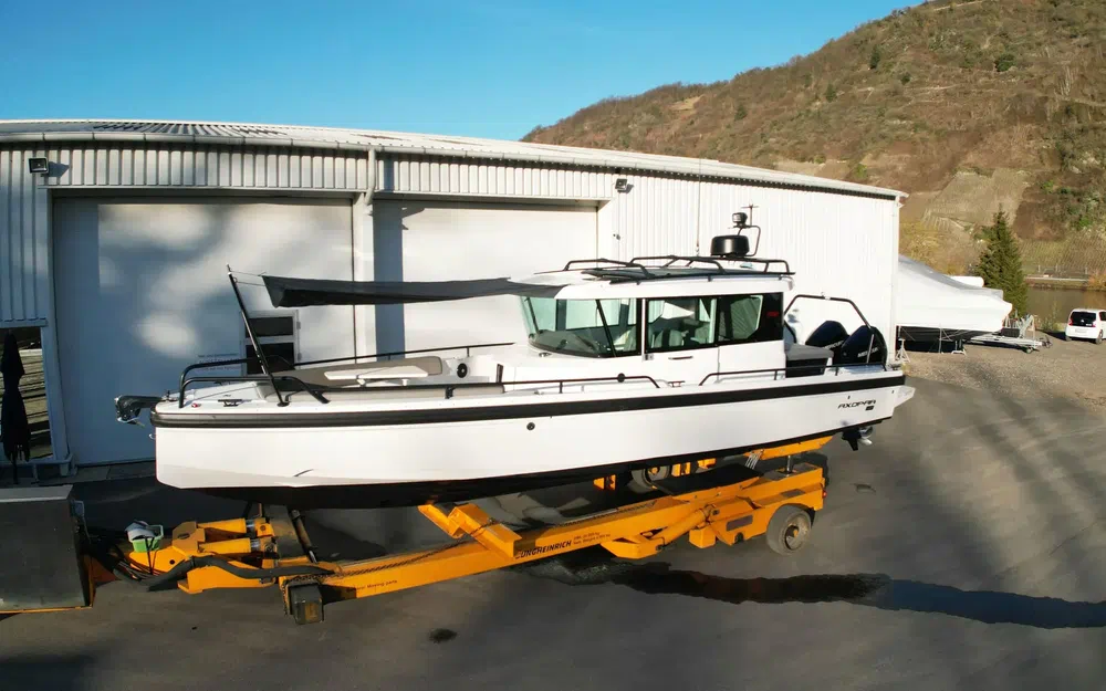 slider 1 Axopar 28 Open