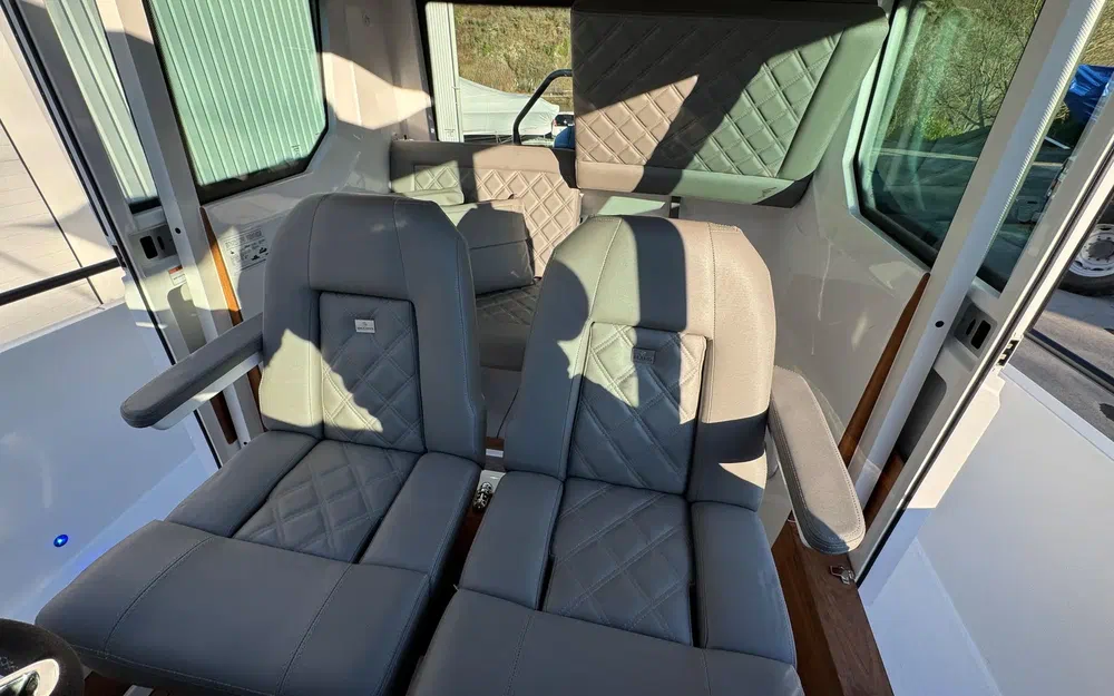 slider 21 Axopar 28 Open