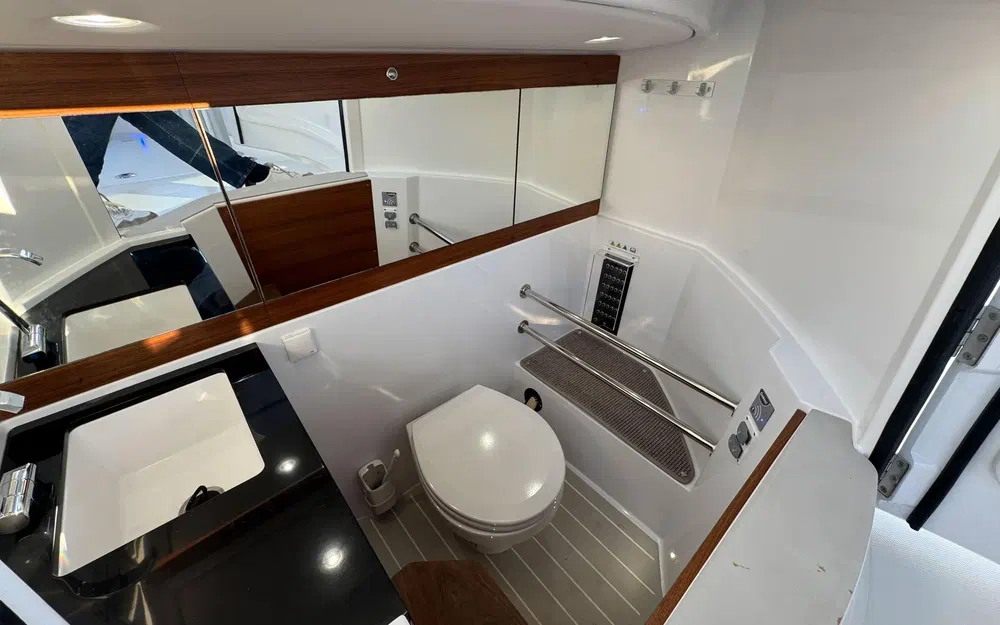 slider 37 Axopar 28 Open