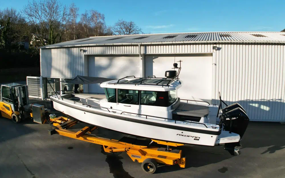 slider 4 Axopar 28 Open