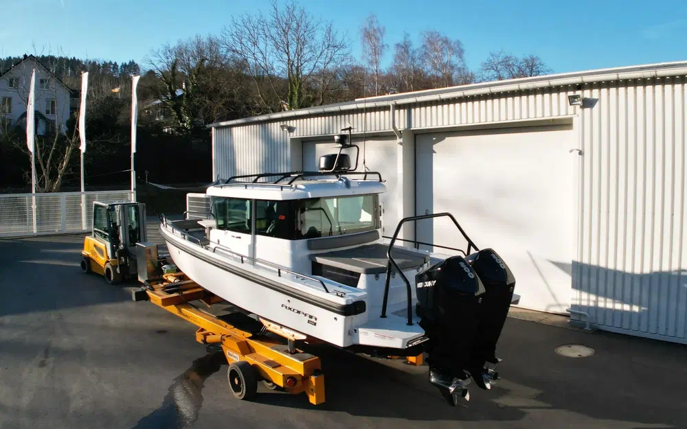 slider 5 Axopar 28 Open