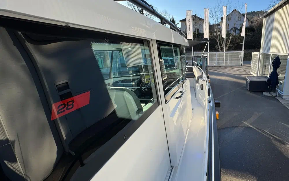 slider 6 Axopar 28 Open