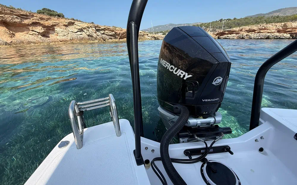 slider 10 Axopar 25 Cross Top