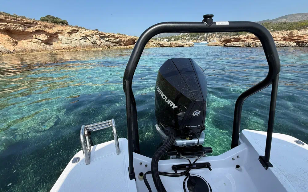 slider 11 Axopar 25 Cross Top