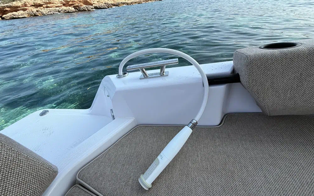 slider 12 Axopar 25 Cross Top