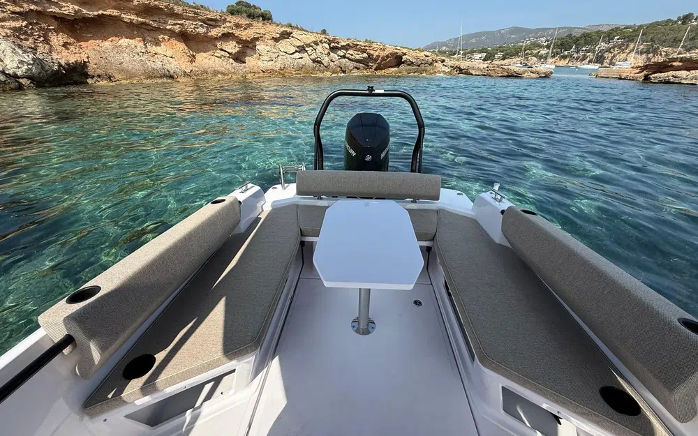 slider 13 Axopar 25 Cross Top