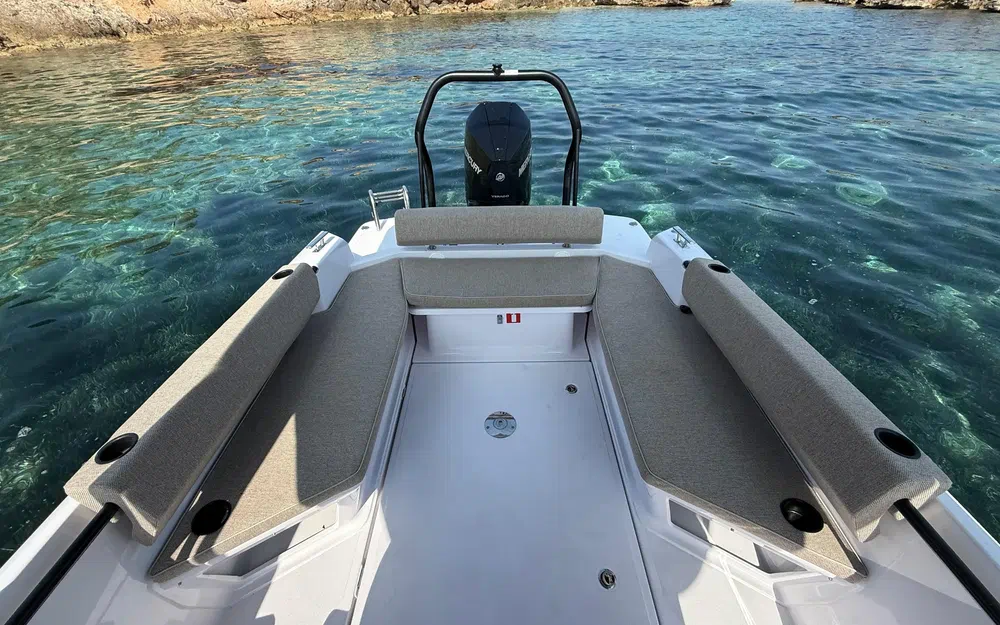 slider 8 Axopar 25 Cross Top