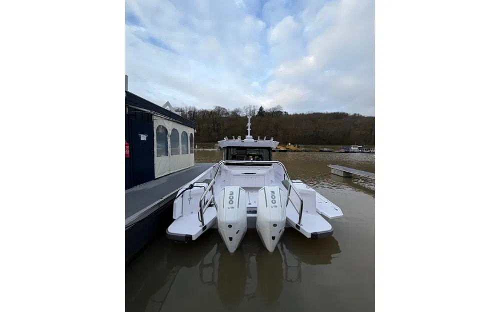 slider 15 Axopar 38 XC Cross Cabin