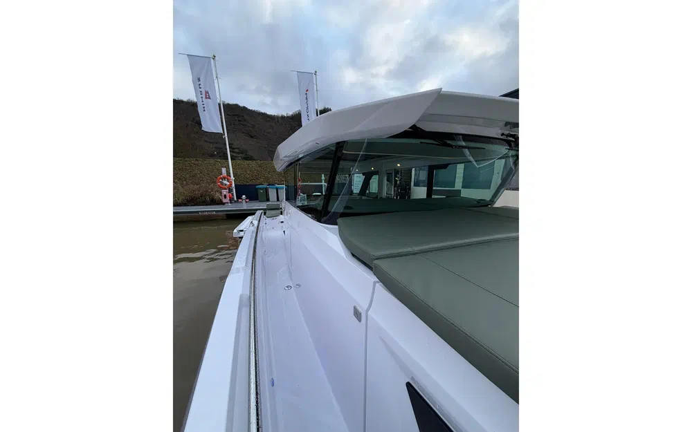 slider 3 Axopar 38 XC Cross Cabin