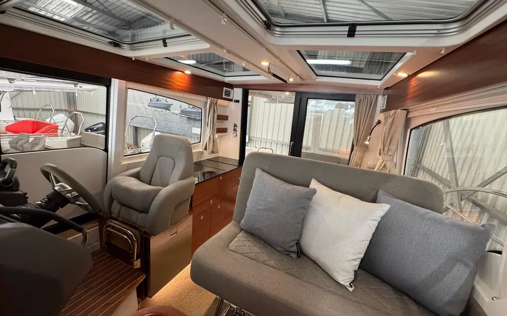 slider 1 Nimbus 305 Coupe