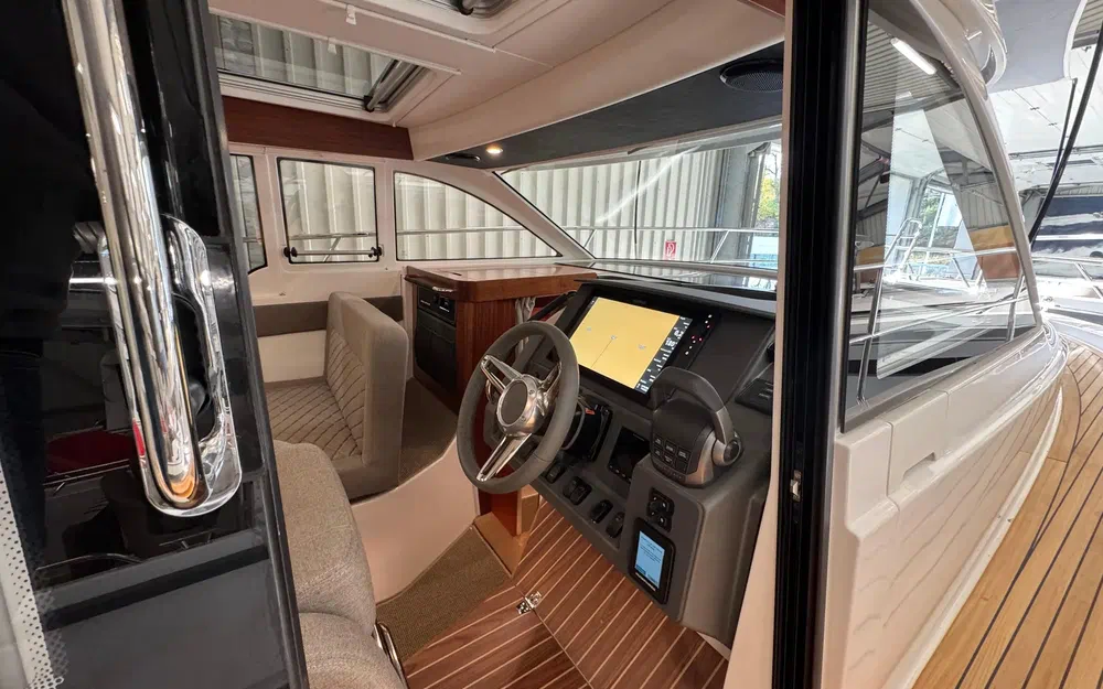 slider 34 Nimbus 305 Coupe