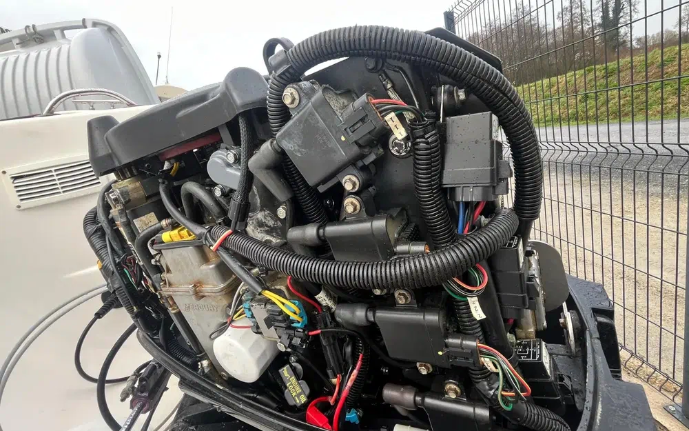 slider 9 Quicksilver Pilothouse 580