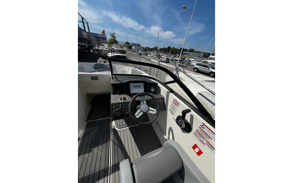 slider 3 Bayliner VR5 Bow Rider