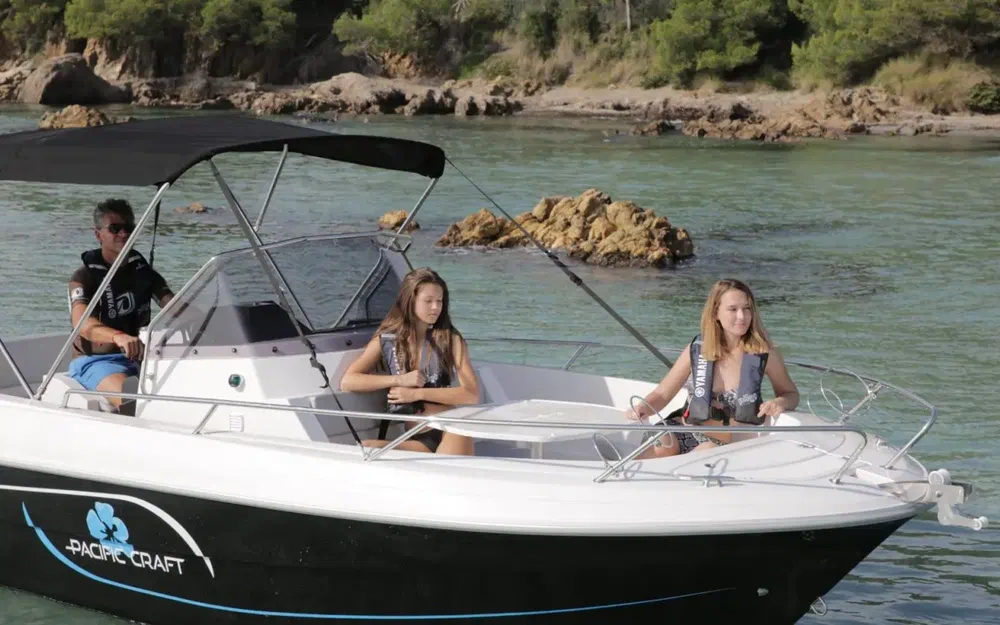 slider 12 Pacific Craft 670 Open