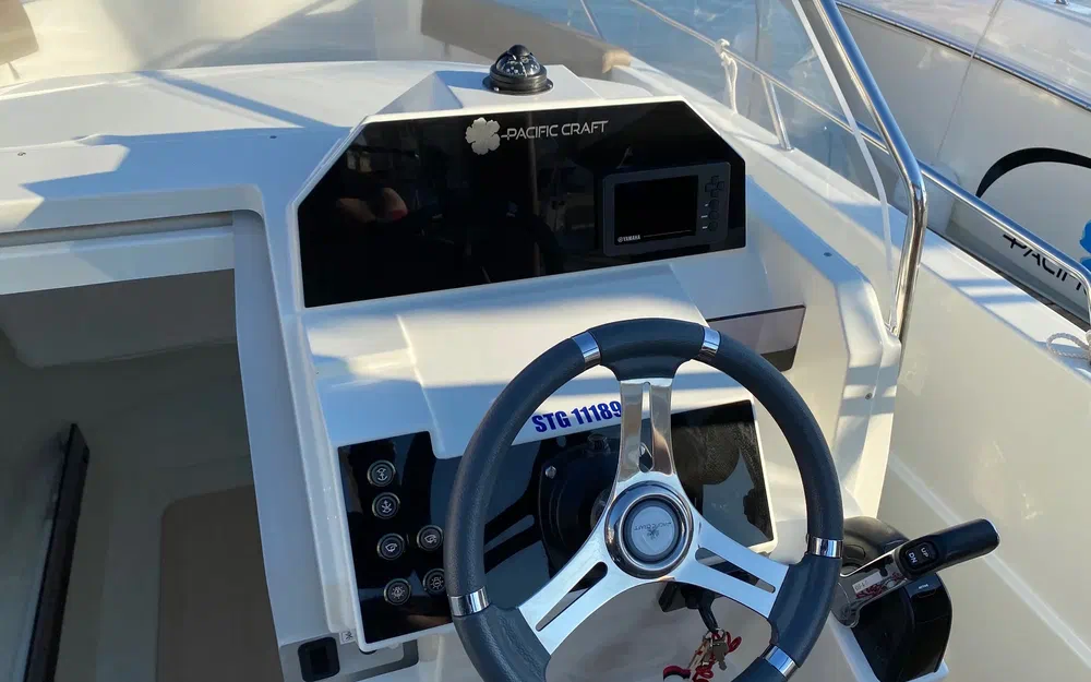 slider 5 Pacific Craft 670 Open