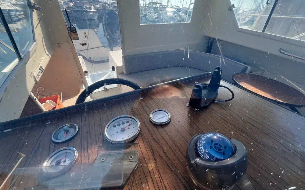 slider 9 Guymarine 560