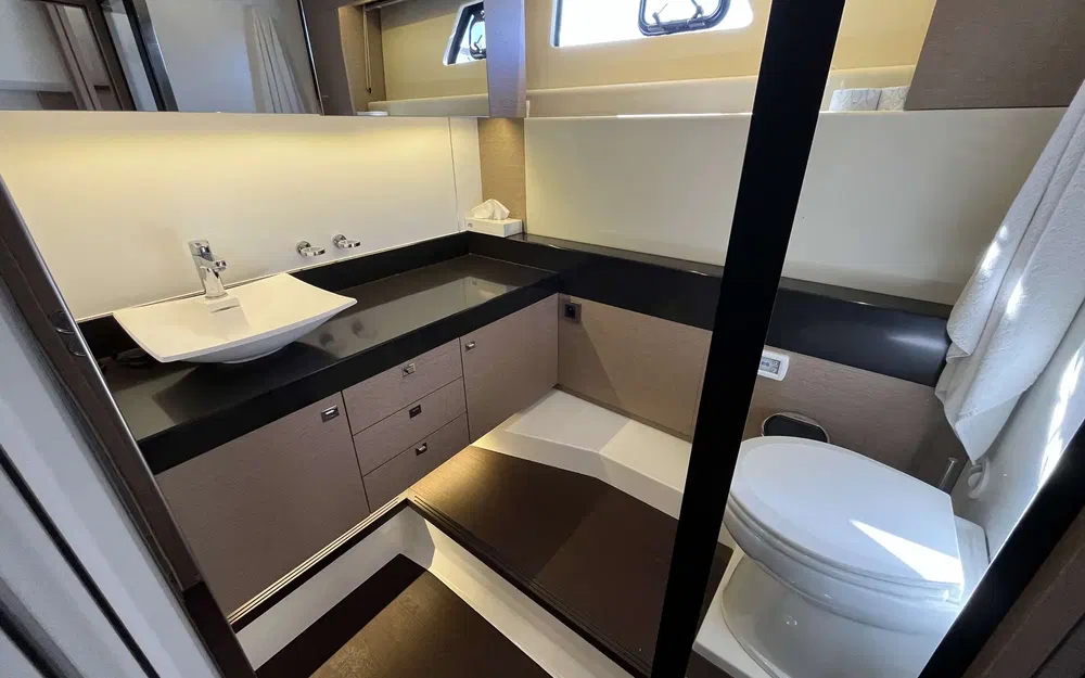 slider 18 Prestige Yachts 560 S