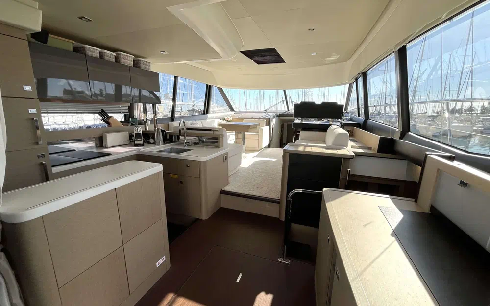 slider 1 Prestige Yachts 560 S
