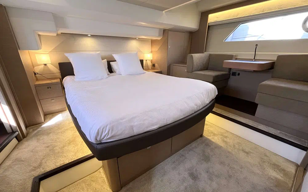slider 4 Prestige Yachts 560 S