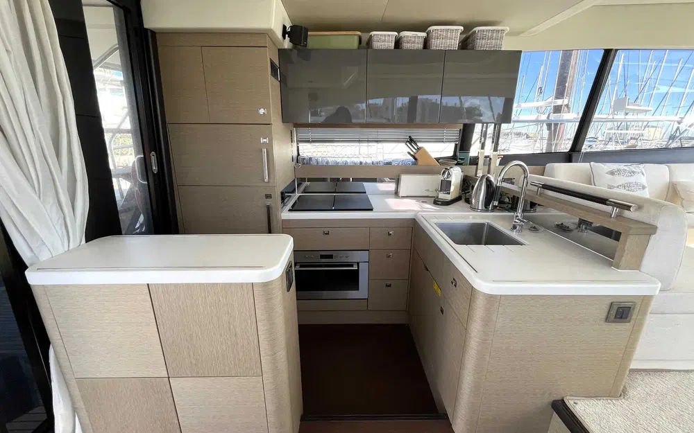 slider 5 Prestige Yachts 560 S