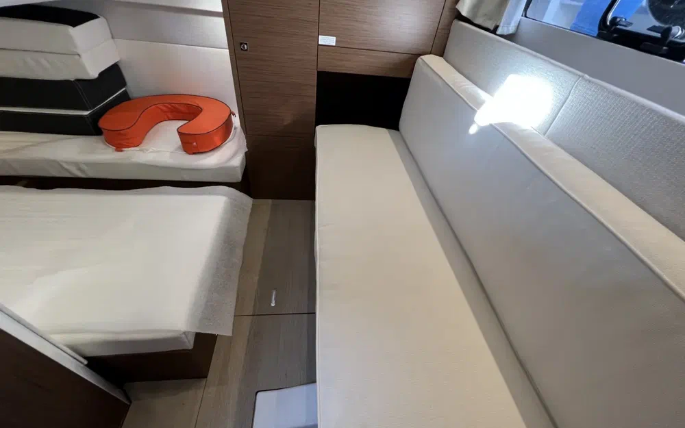 slider 10 Jeanneau Leader 36