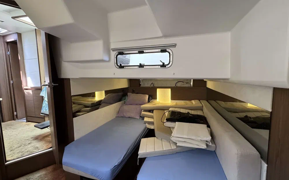 slider 10 Jeanneau Leader 40