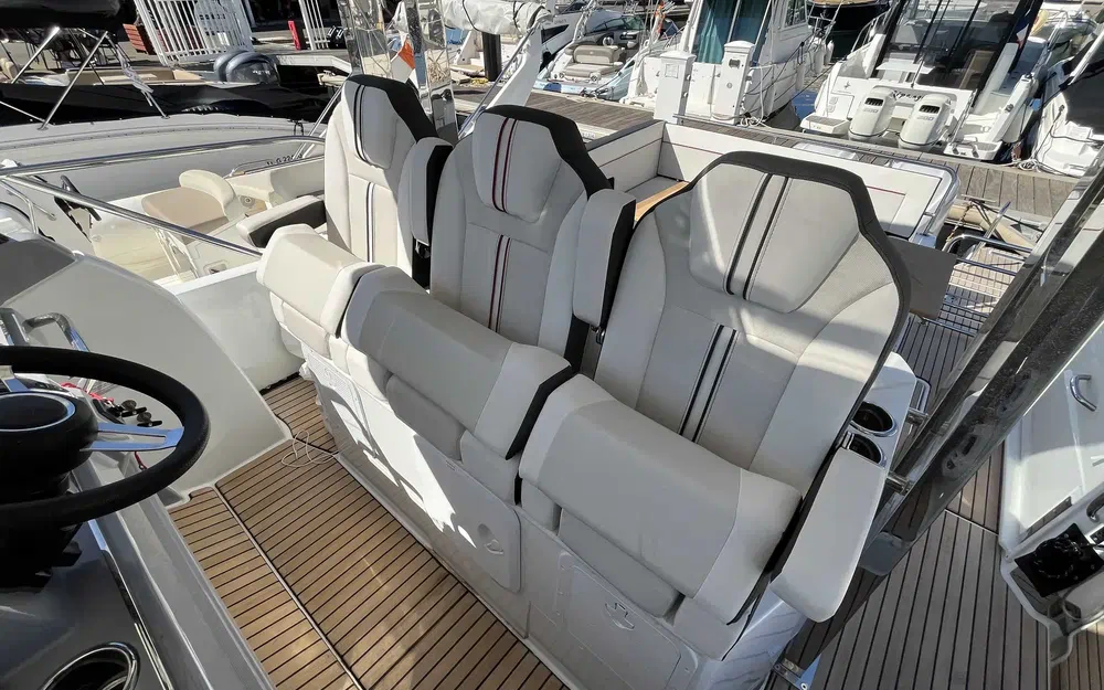 slider 6 Jeanneau Cap Camarat 10.5 WA Cap Camarat 10.5 Wa Serie 2