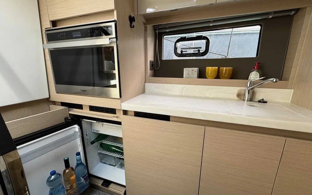 slider 8 Jeanneau DB 43