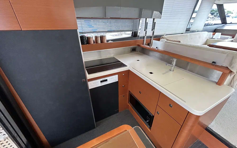 slider 9 Prestige Yachts 500 Fly