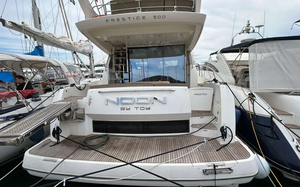 slider 1 Prestige Yachts 500 Fly