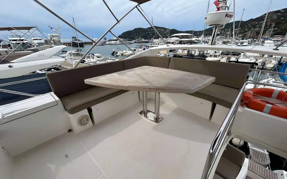 slider 4 Prestige Yachts 500 Fly