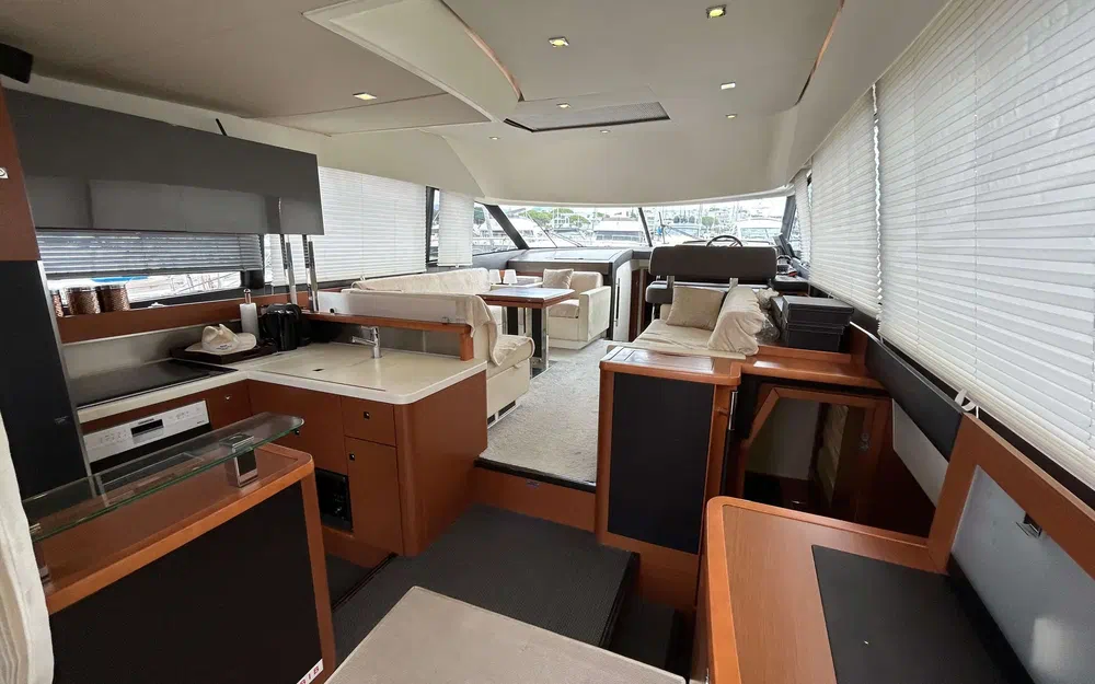 slider 8 Prestige Yachts 500 Fly