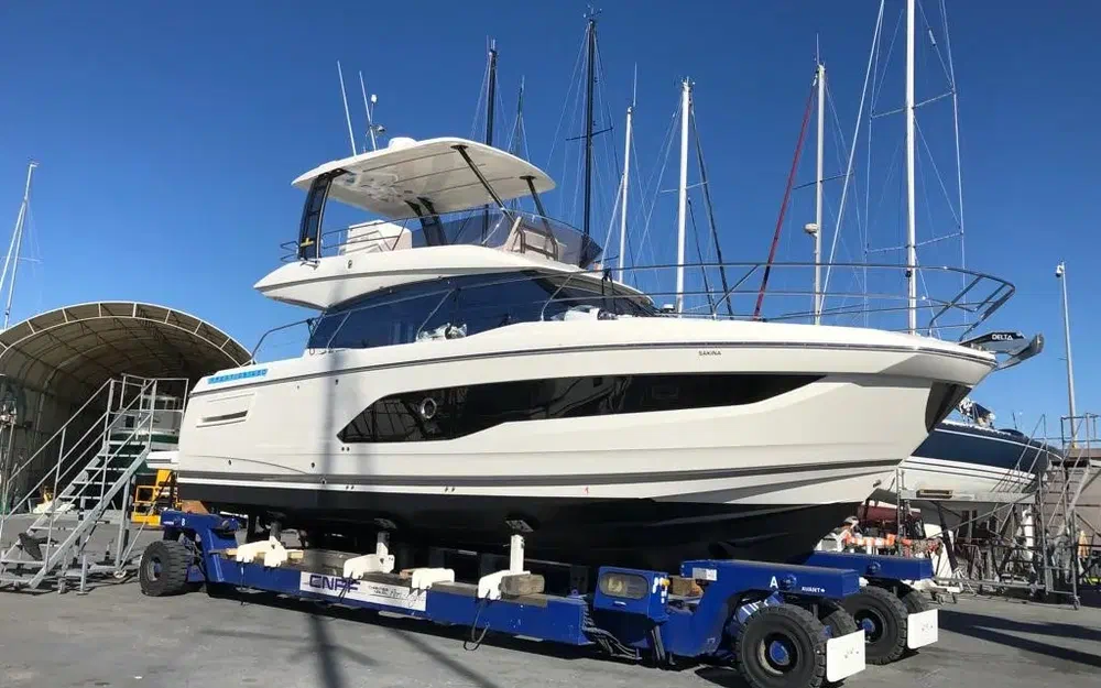 slider 0 Prestige Yachts 420 Fly