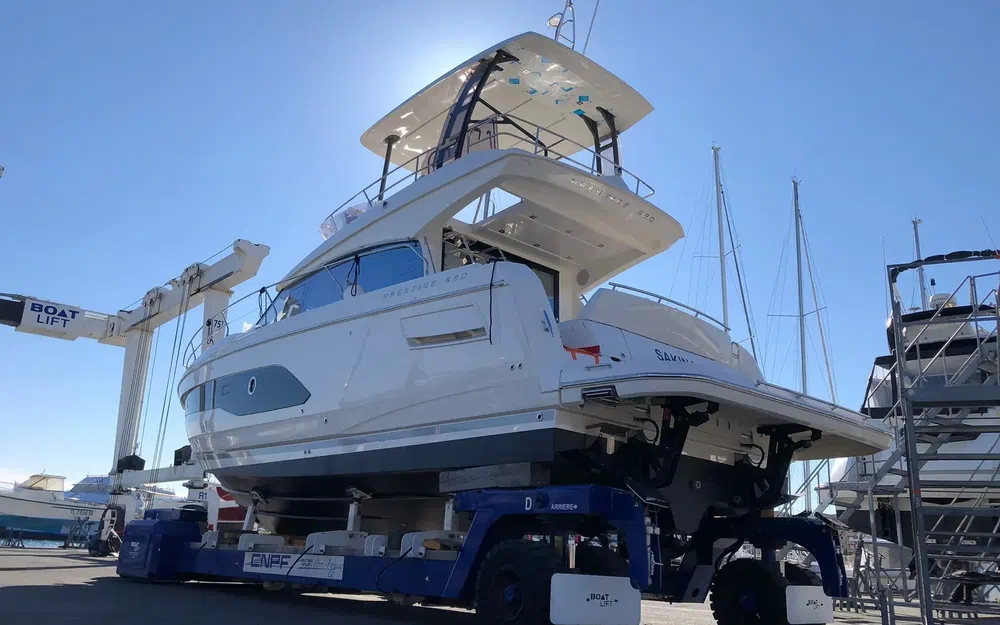 slider 1 Prestige Yachts 420 Fly