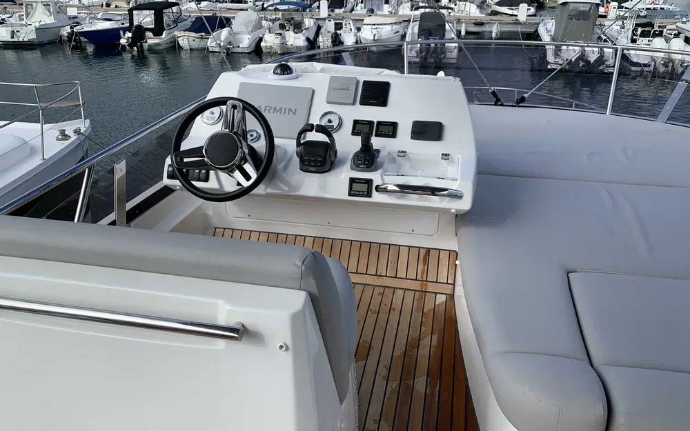 slider 11 Prestige Yachts 460 Fly