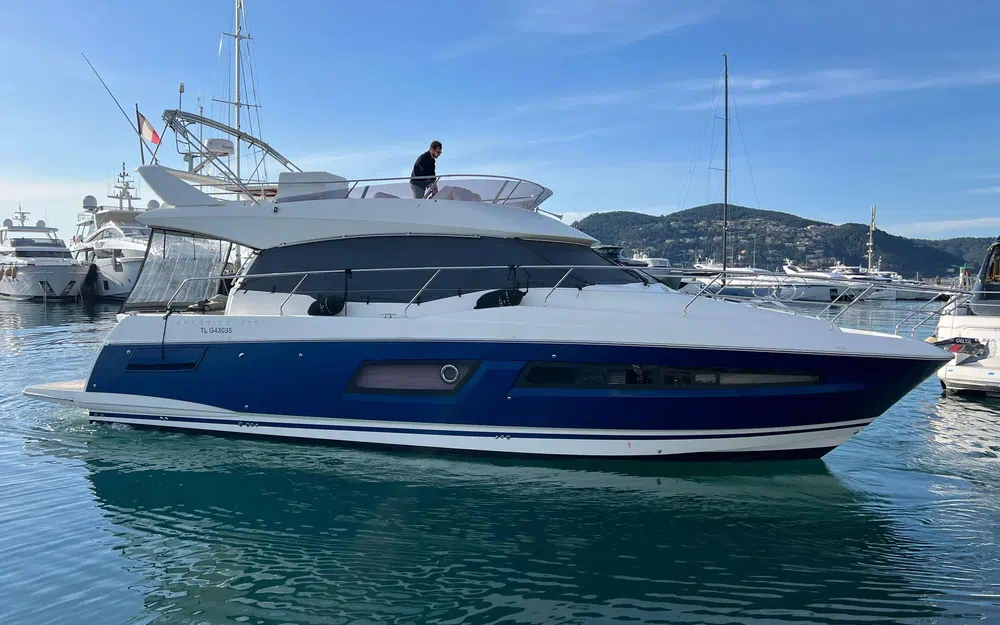 slider 1 Prestige Yachts 460 Fly